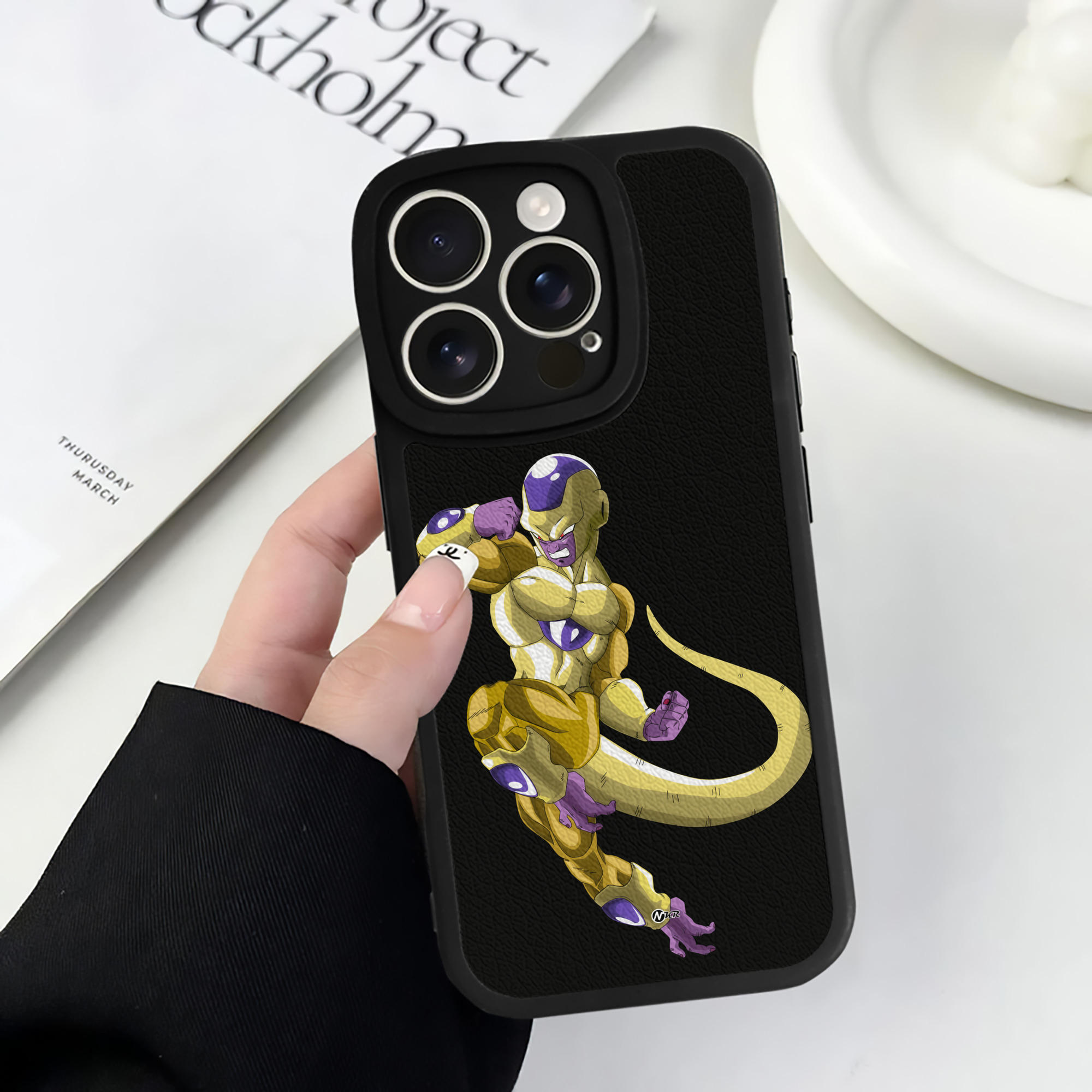 （画像用） ドラゴンボール フリーザ DRAGON BALL Frieza 【iPhone 16シリーズ対応】シリコンスマホケース（レザー調） 材質：シリコン